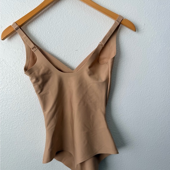 SKIMS Body Plunge Thong Bodysuit Clay Size M NWT Sculpting Shapewear - Picture 2 of 4